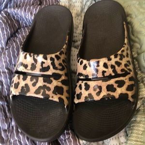OOFOS- sandals size 41- hardly ever worn
